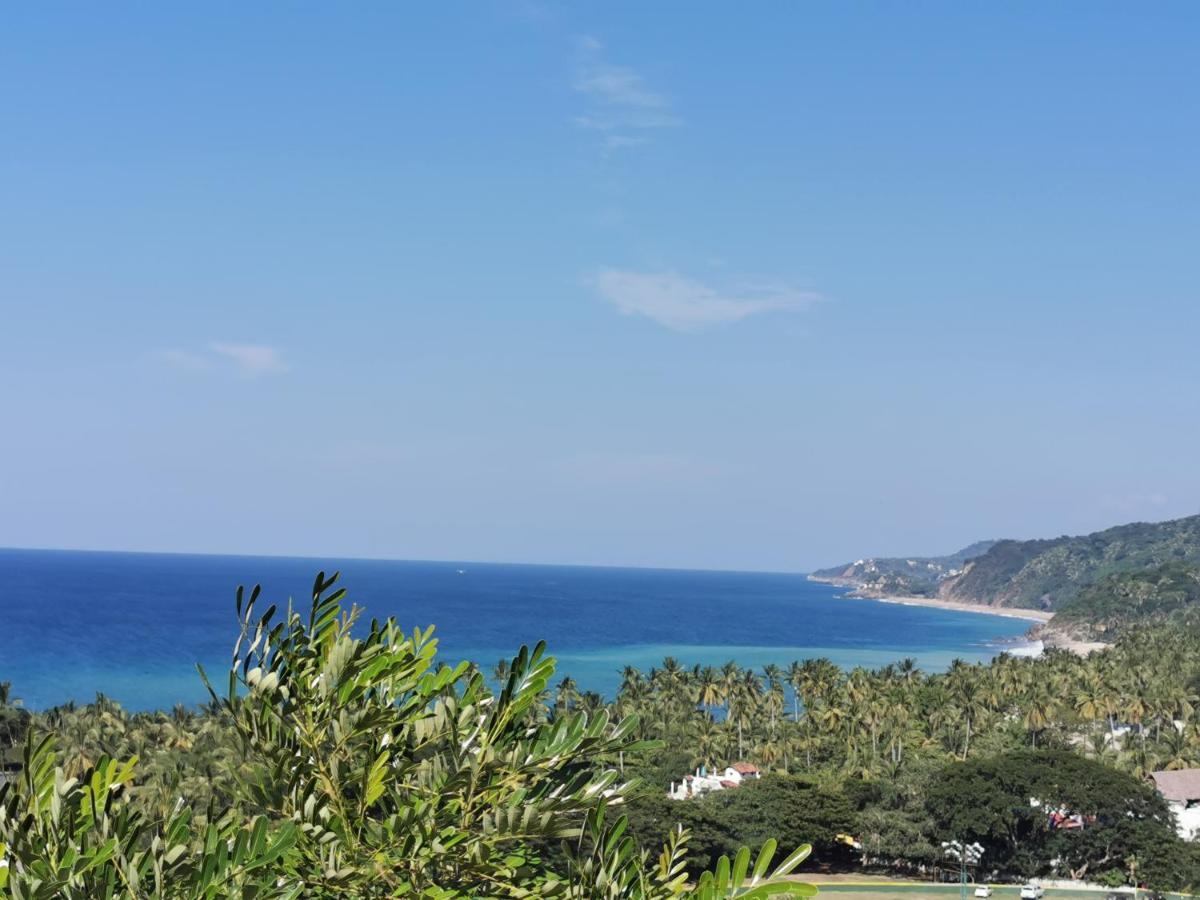 Suite con cama grande y vistas parciales al mar